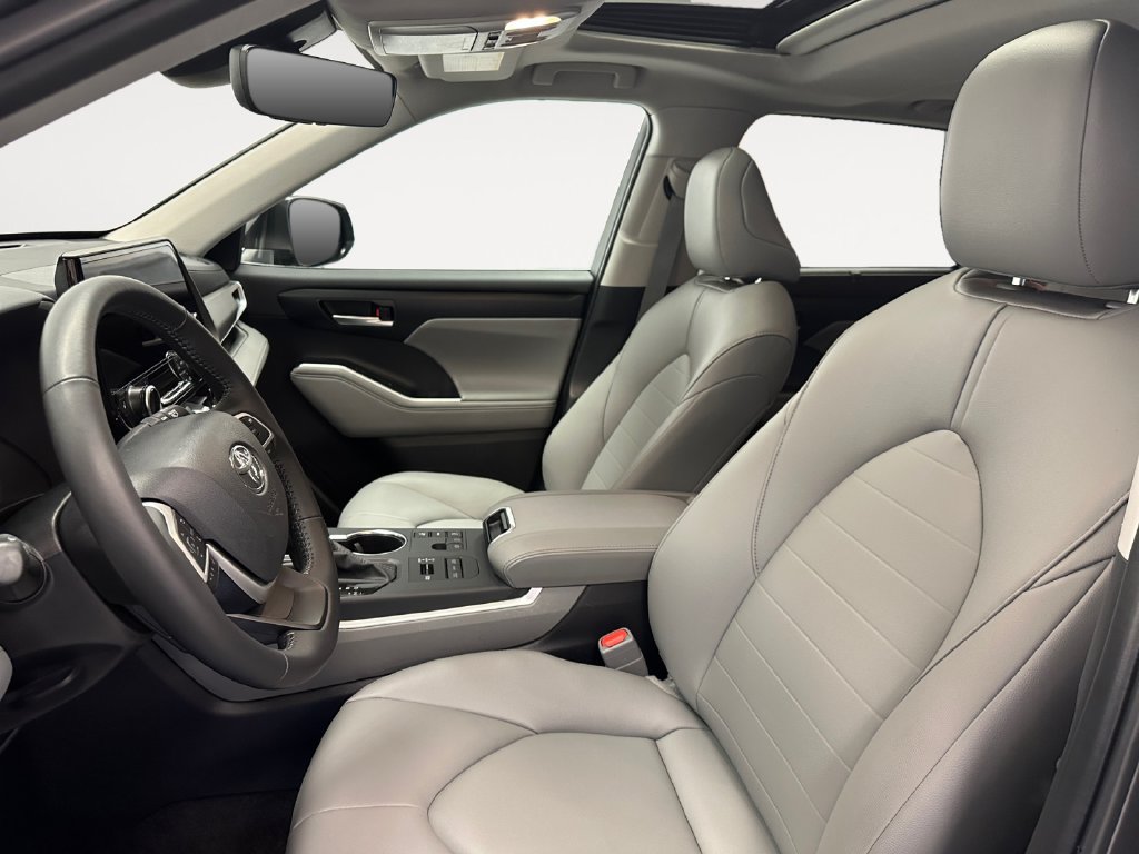 Used 2025 Toyota Highlander XLE AWD/4WD image 10
