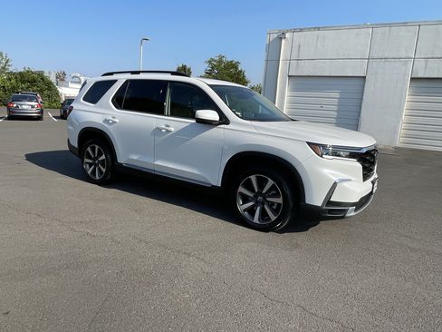Used 2025 Honda Pilot Elite image 7