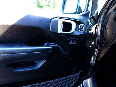 Used 2023 Jeep Wrangler Unlimited w/ Cold Weather Group AWD/4WD image 18