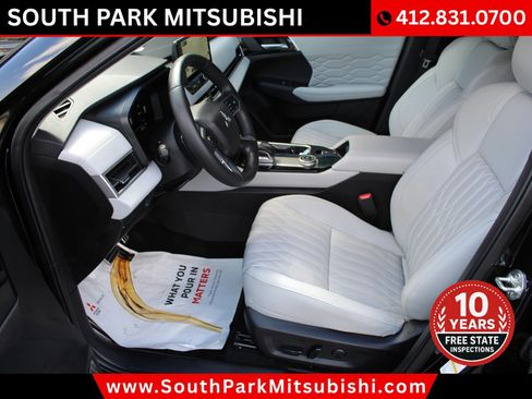Used 2025 Mitsubishi Outlander AWD image 12