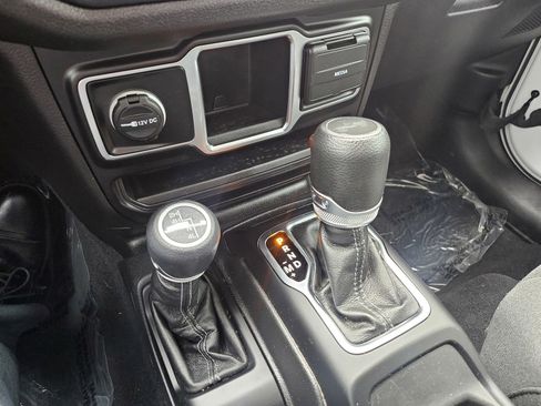 Used 2024 Jeep Wrangler Unlimited Sport AWD/4WD image 13
