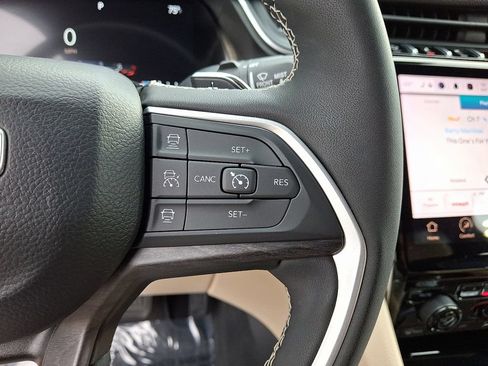 Used 2023 Jeep Grand Cherokee L Limited AWD/4WD image 24