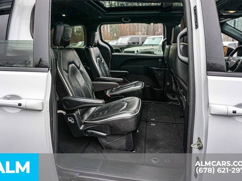 Used 2025 Chrysler Pacifica Limited image 25