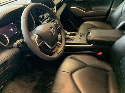 Used 2023 Toyota Highlander XLE AWD/4WD image 3