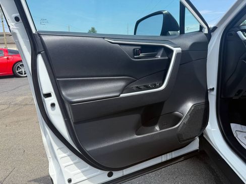 Used 2021 Toyota RAV4 LE AWD/4WD image 31