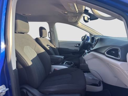 Used 2020 Chrysler Pacifica Touring w/ Tire & Wheel Group image 7