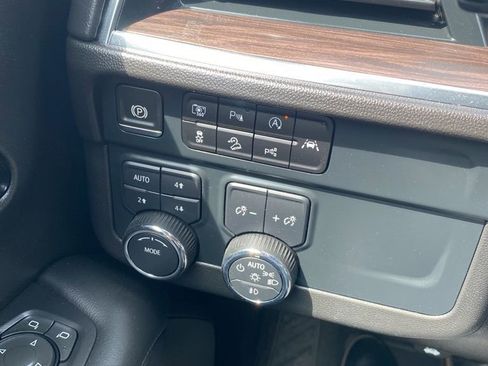 Used 2025 Chevrolet Suburban Z71 image 36