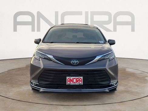 Used 2021 Toyota Sienna XLE image 5