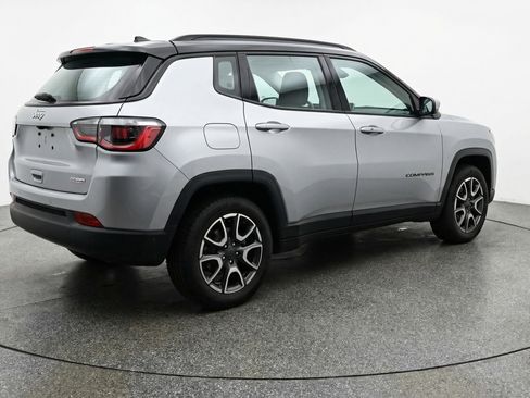 Used 2025 Jeep Compass Trailhawk w/ Trailer Tow Group AWD/4WD image 9