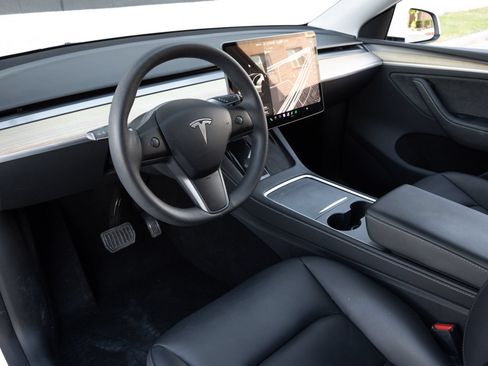 Used 2024 Tesla Model Y 2WD image 3