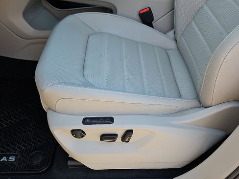 Used 2025 Volkswagen Atlas SEL image 14