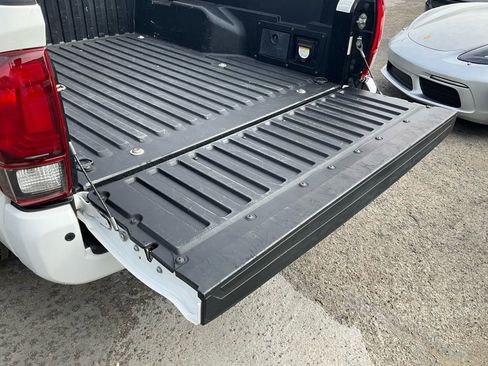 Used 2019 Toyota Tacoma TRD Sport image 10