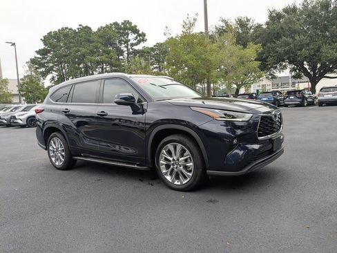 Used 2023 Toyota Highlander Limited FWD image 2