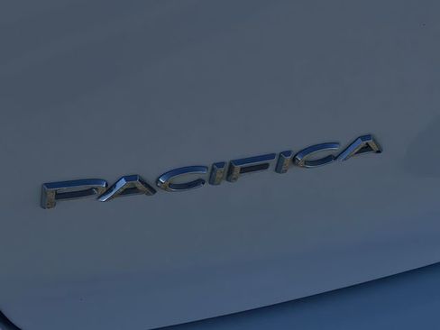 Used 2023 Chrysler Pacifica Touring-L image 17