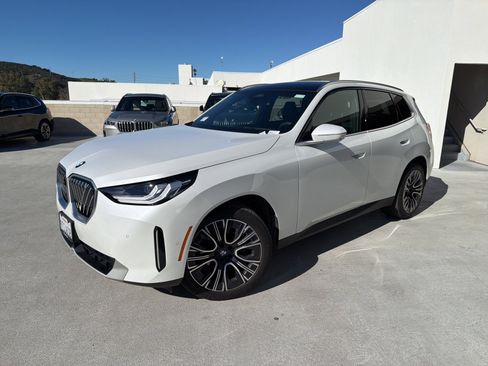 Used 2025 BMW X3 xDrive30i w/ Premium Package image 3