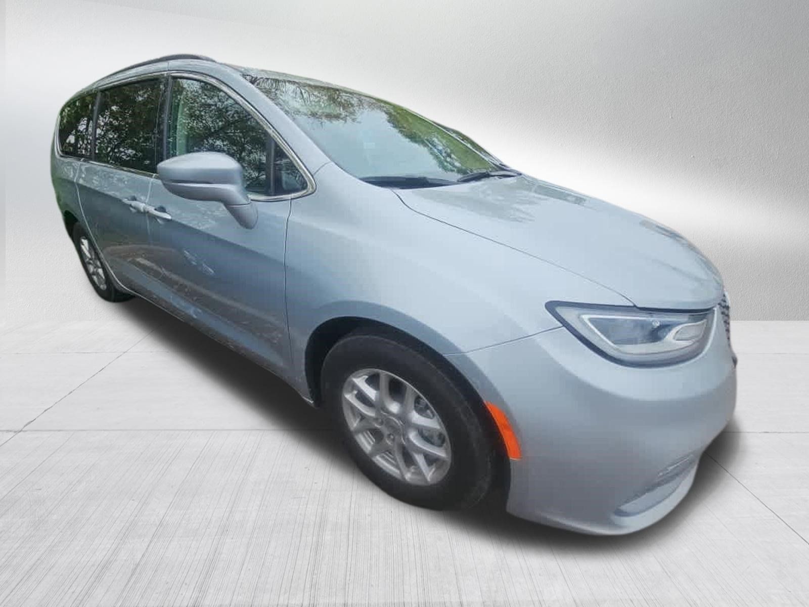 Used 2022 Chrysler Pacifica Touring-L FWD image 3