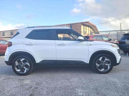 Used 2025 Hyundai Venue SEL FWD image 4