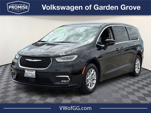 Used 2024 Chrysler Pacifica Touring-L FWD image 4