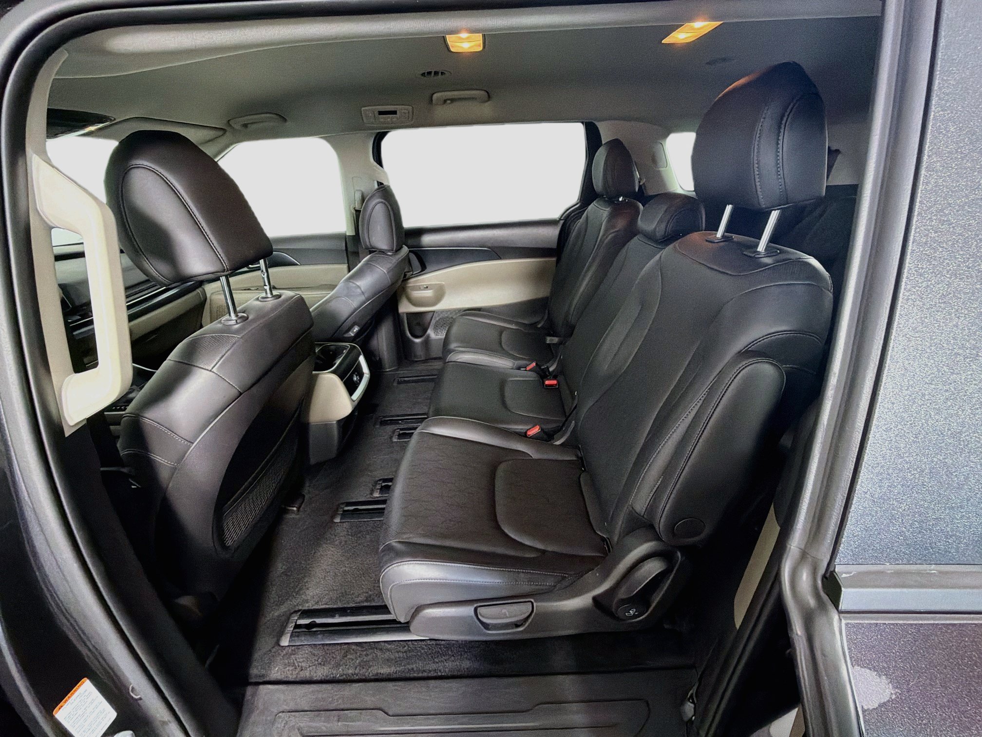 Used 2026 Kia Carnival FWD image 29