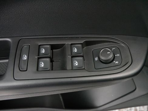 Used 2025 Volkswagen Taos SE image 19