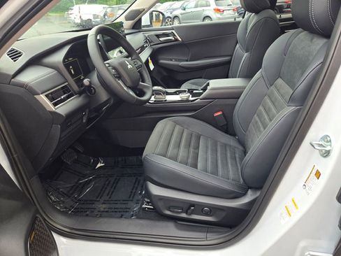 New 2025 Mitsubishi Outlander SE image 15