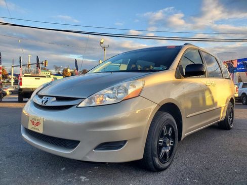Used 2009 Toyota Sienna LE image 1