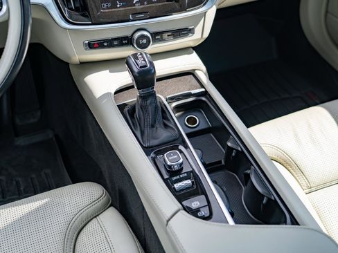 Used 2017 Volvo V90 T6 Cross Country image 23