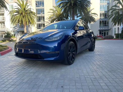 Used 2024 Tesla Model Y Long Range AWD/4WD image 3