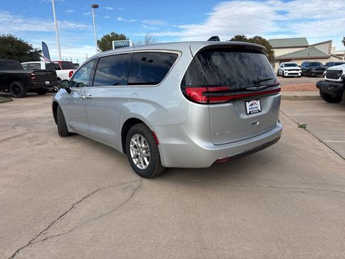 Used 2024 Chrysler Pacifica Touring-L FWD image 7