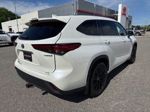 Used 2021 Toyota Highlander XLE AWD/4WD image 12