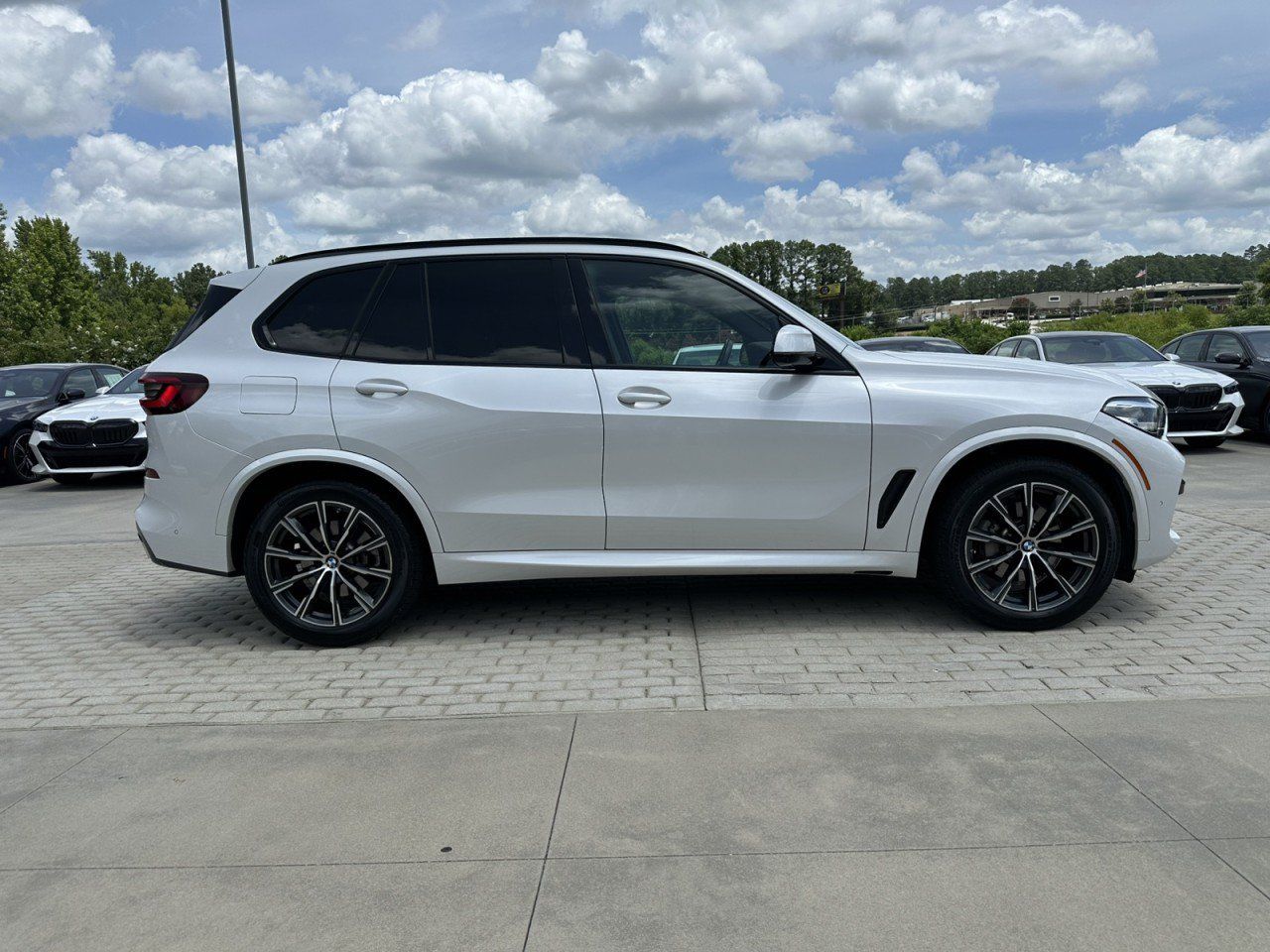 Used 2023 BMW X5 xDrive40i w/ M Sport Package AWD/4WD image 16