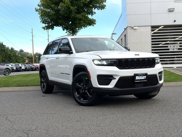 Used 2023 Jeep Grand Cherokee Altitude AWD/4WD image 1