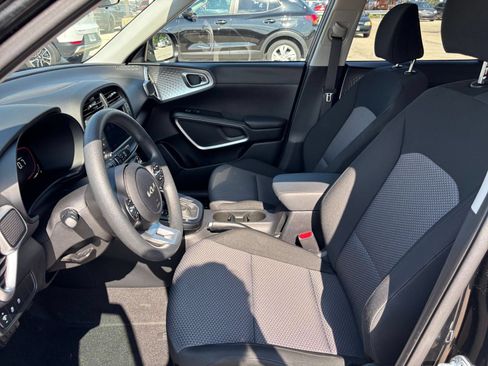 Used 2025 Kia Soul LX w/ LX Technology Package FWD image 24