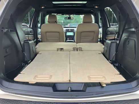 Used 2017 Ford Explorer XLT w/ Equipment Group 202A AWD/4WD image 34