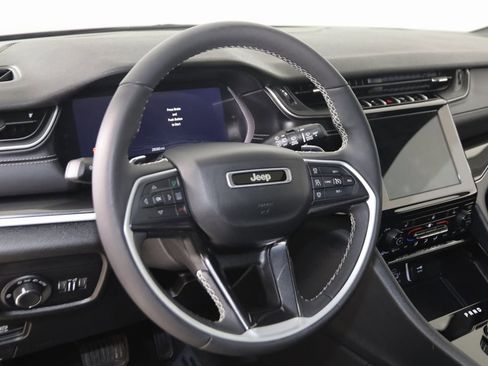 Used 2023 Jeep Grand Cherokee L Laredo image 6