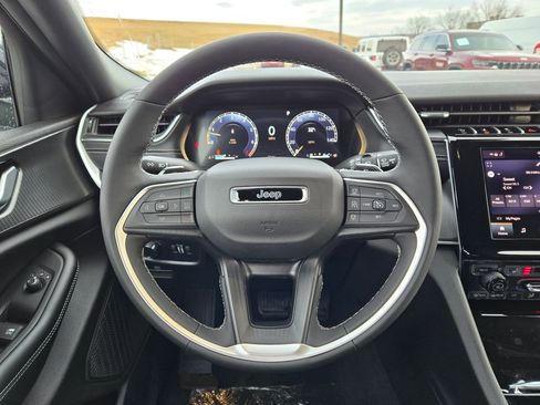 New 2025 Jeep Grand Cherokee Altitude image 17