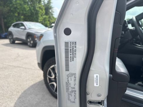 Used 2025 Jeep Compass Trailhawk AWD/4WD image 28