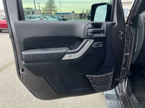 Used 2014 Jeep Wrangler Unlimited Sahara w/ Connectivity Group AWD/4WD image 16