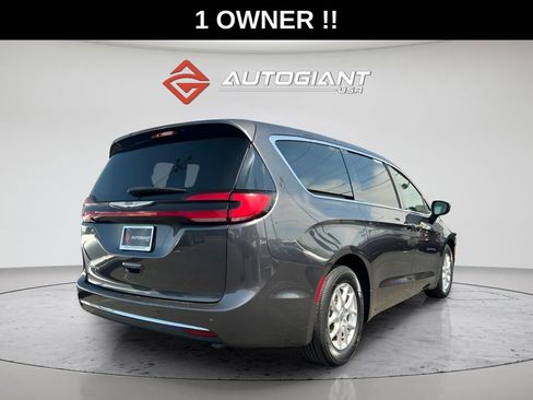 Used 2023 Chrysler Pacifica Touring-L FWD image 7