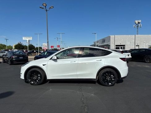 Used 2023 Tesla Model Y AWD image 4