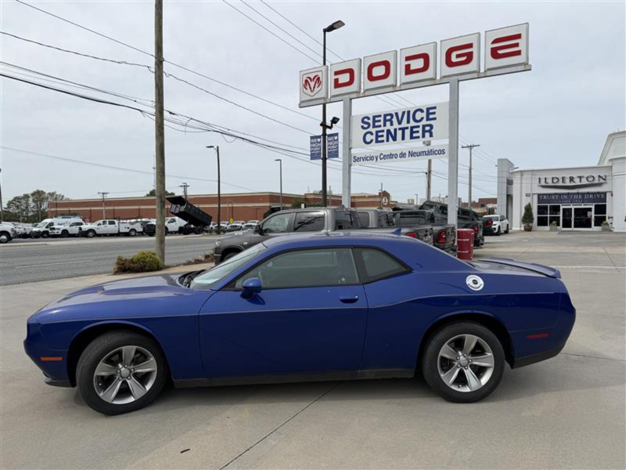 Used 2020 Dodge Challenger SXT RWD image 2