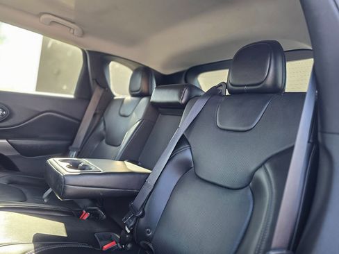 Used 2019 Jeep Cherokee Limited FWD image 19