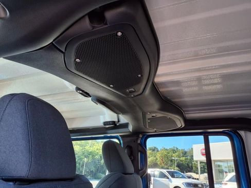 New 2025 Jeep Gladiator Sport image 6