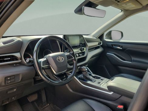 Used 2021 Toyota Highlander XLE AWD/4WD image 22