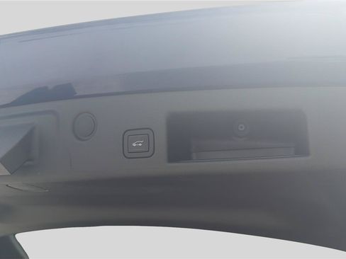 Used 2023 Chevrolet Equinox Premier AWD/4WD image 19