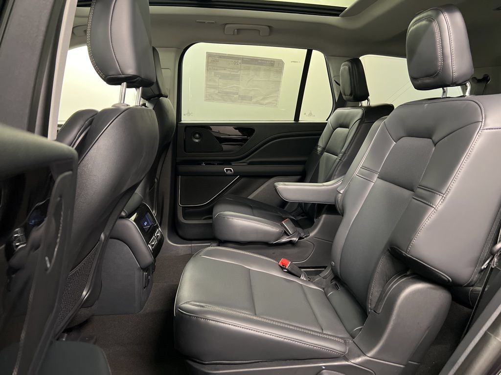 Used 2026 Lincoln Aviator AWD image 33