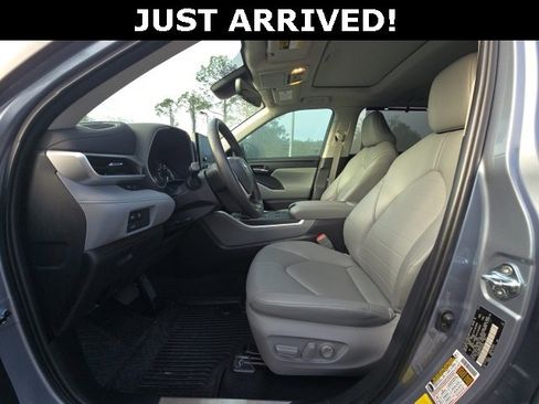 Used 2024 Toyota Highlander XLE image 13
