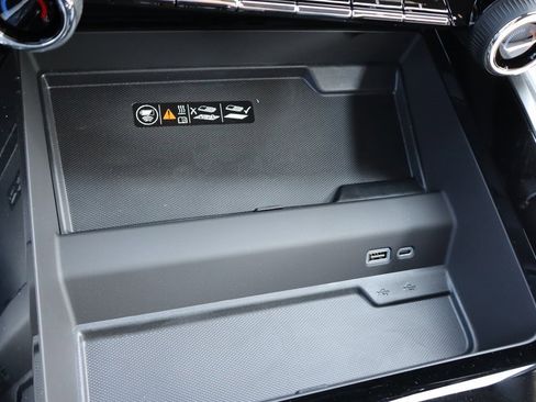 New 2025 Chevrolet Suburban Premier image 15