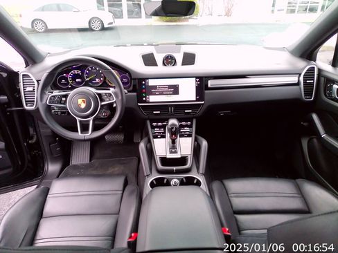 Used 2023 Porsche Cayenne Platinum Edition image 28
