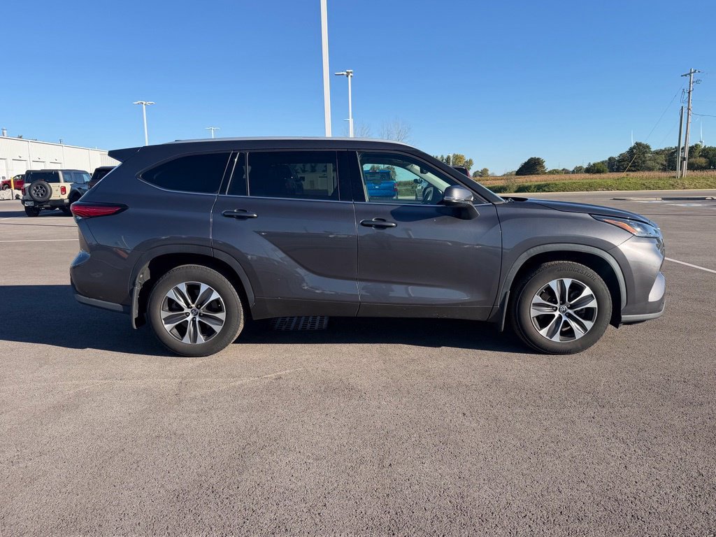 Used 2022 Toyota Highlander XLE AWD/4WD image 5